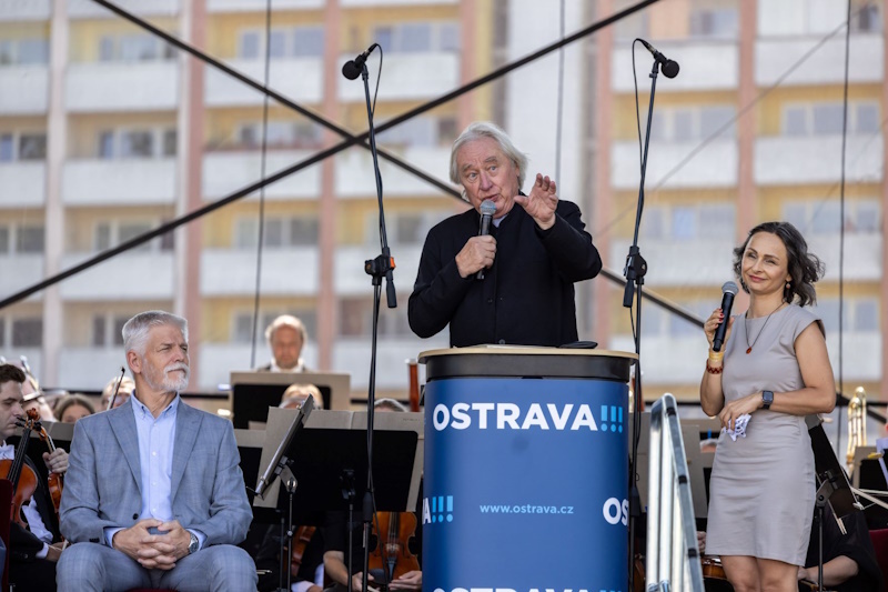 Slavnost k příležitosti poklepu na základní kámen nového sálu v Ostravě, Steven Holl