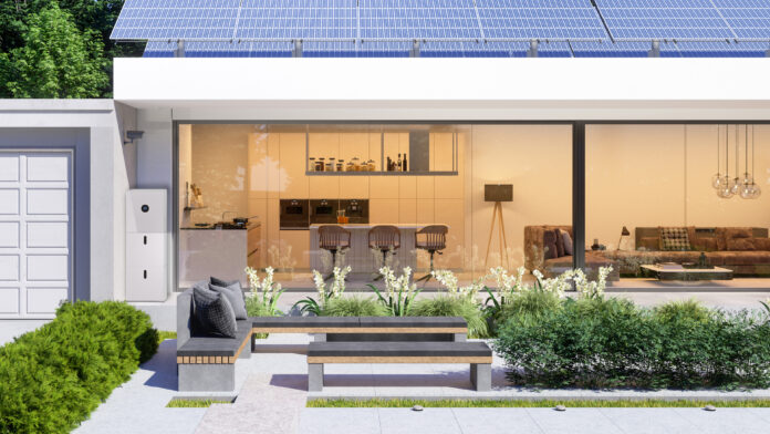 eaton-xstorage-hybrid-modern-house-with-solar-panels