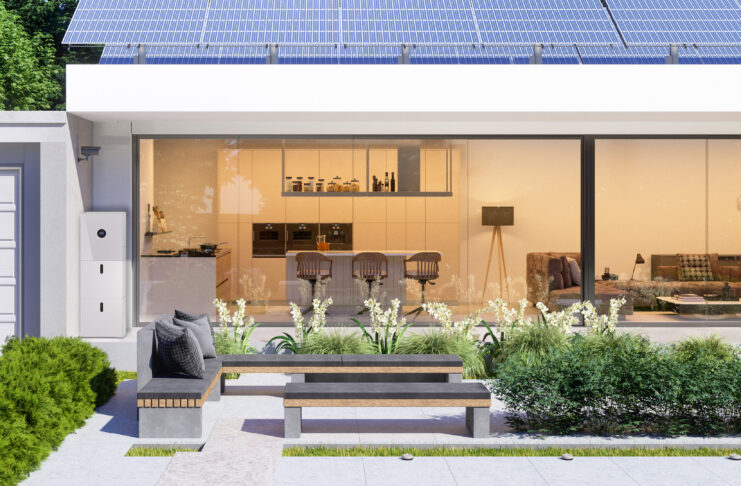 eaton-xstorage-hybrid-modern-house-with-solar-panels