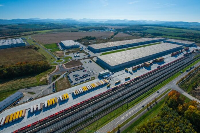 Pozemky, na kterých vyroste špičkové logistické centrum pro firmu BMW.