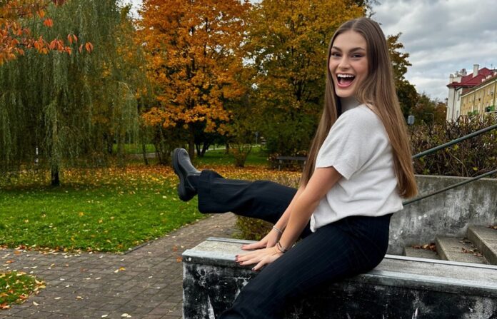 Valerie Kaňová – zpěvačka a studentka, radost a energie v podzimním parku
