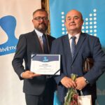 Prevzeti oceneni v soutezi Privetivy urad 2024 vedouci odboru Michal Bayer Dalibor Mozdren