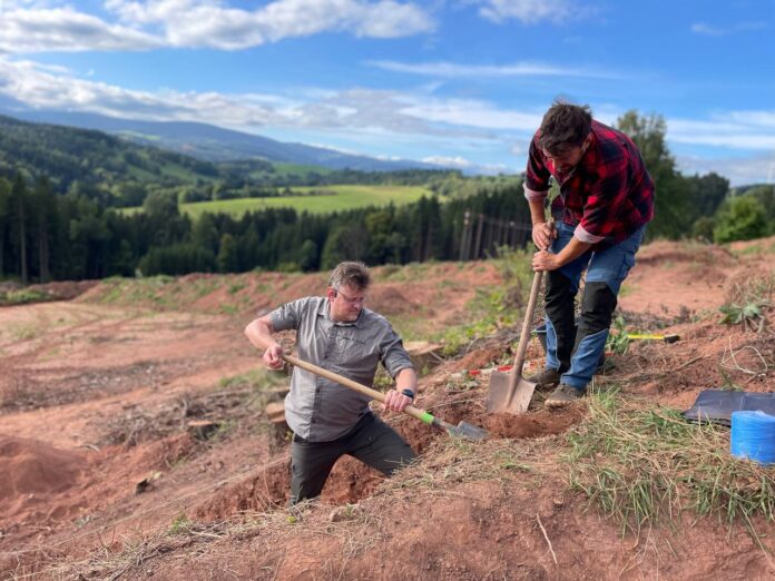 Archeologové při vykopávkách v terénu