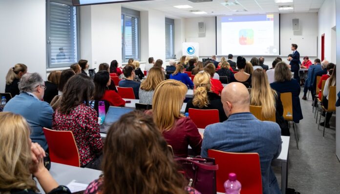 Konference Globální problémy veřejného zdravotnictví na Lékařské fakultě Ostravské univerzity přivádí odborníky z Česka i zahraničí k diskusi o telemedicíně, prevenci rakoviny a dalších zdravotních výzvách.