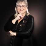 Hana Bobrovská – zkušená HR manažerka s více než 25 lety praxe v oblasti řízení lidských zdrojů. V současnosti působí jako CEO společnosti HM PARTNERS a aktivně podporuje podnikatelky 50+