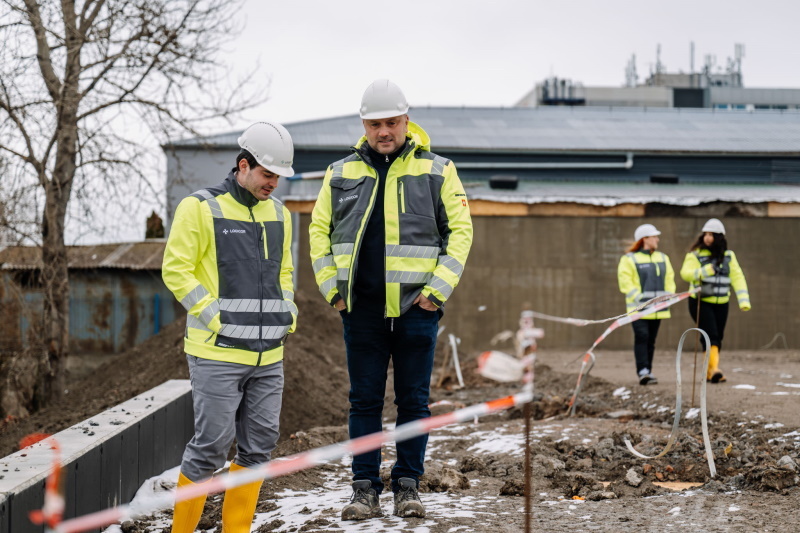 Tým odborníků v ochranných vestách kontroluje stavbu v rámci první fáze výstavby Logicor Prague-Průmyslová