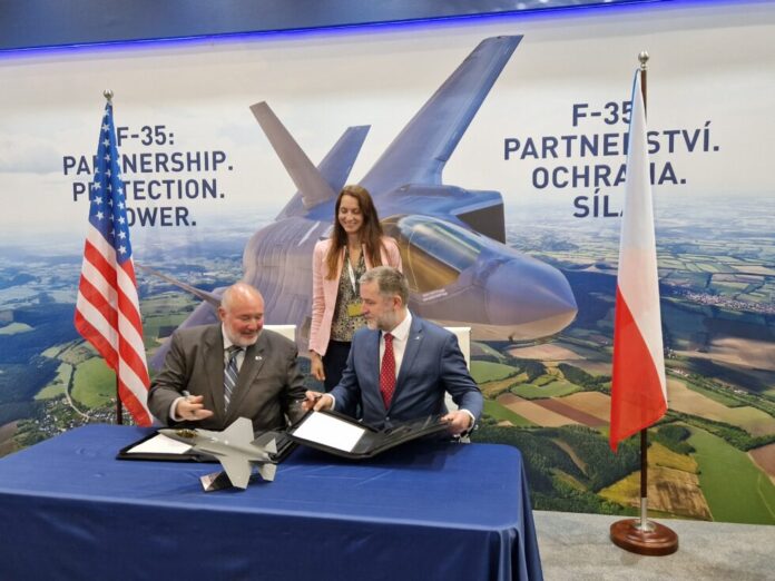 Zástupci VZLU AEROSPACE a Lockheed Martin při podpisu smlouvy o spuštění AI projektu pro výzkum v oblasti letectví na veletrhu IDET 2025 v Brně.