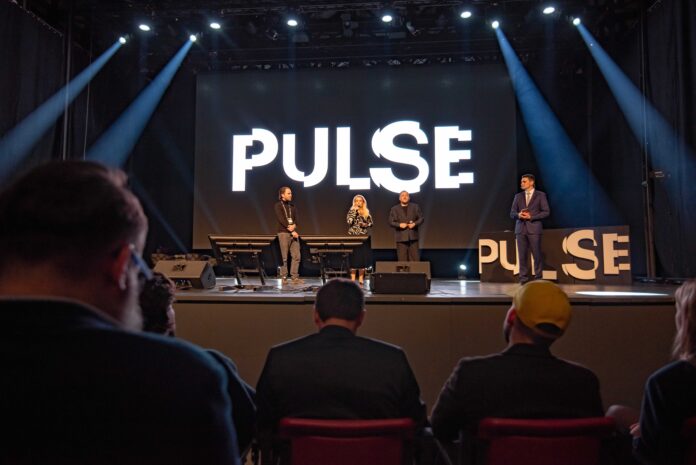 Festival PULSE Ostrava 2025 v aule Gong – architektka Eva Jiřičná, Winy Maas a další inspirativní řečníci diskutují o budoucnosti měst.