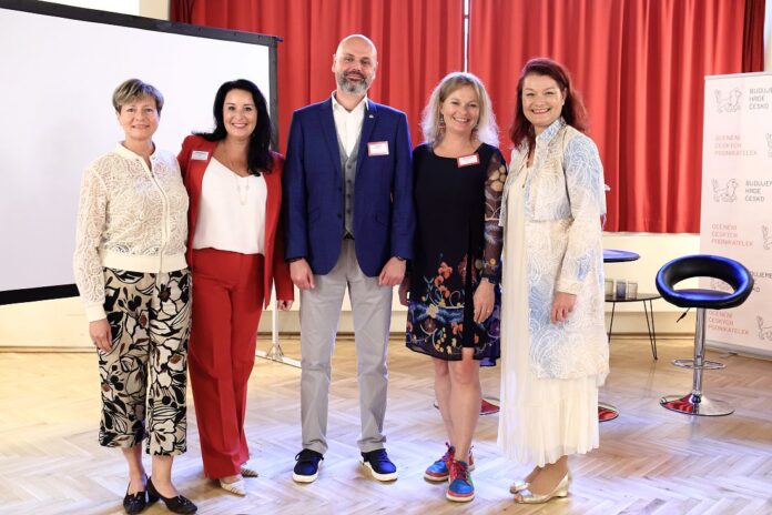 Zahájení 18. ročníku Ocenění Českých Podnikatelek během konference WOMEN IN BUSINESS. Účastnice sledují úvodní slovo zakladatelky Heleny Kohoutové.