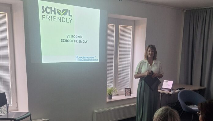 Záběry z VI. ročníku konference School Friendly, kde se setkali zástupci škol a firem z MSK, aby sdíleli příklady dobré praxe v oblasti spolupráce.