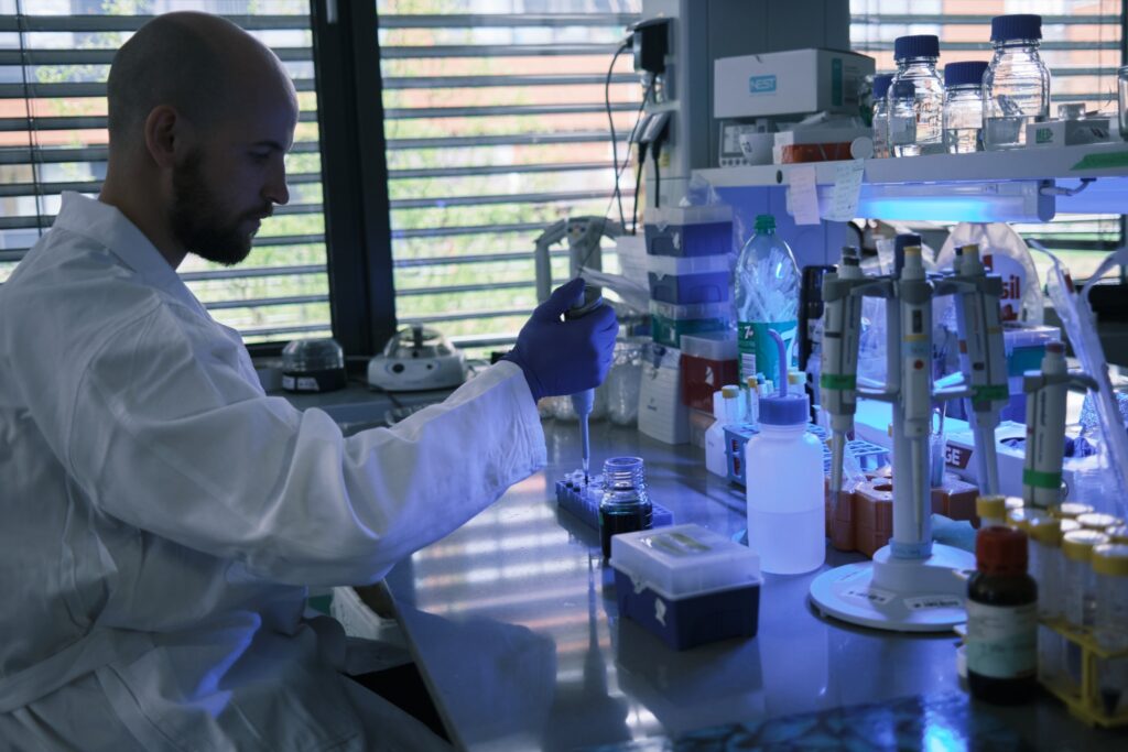 Výzkumník CasInvent Pharma během práce v laboratoři zaměřené na vývoj cílené onkologické léčby.