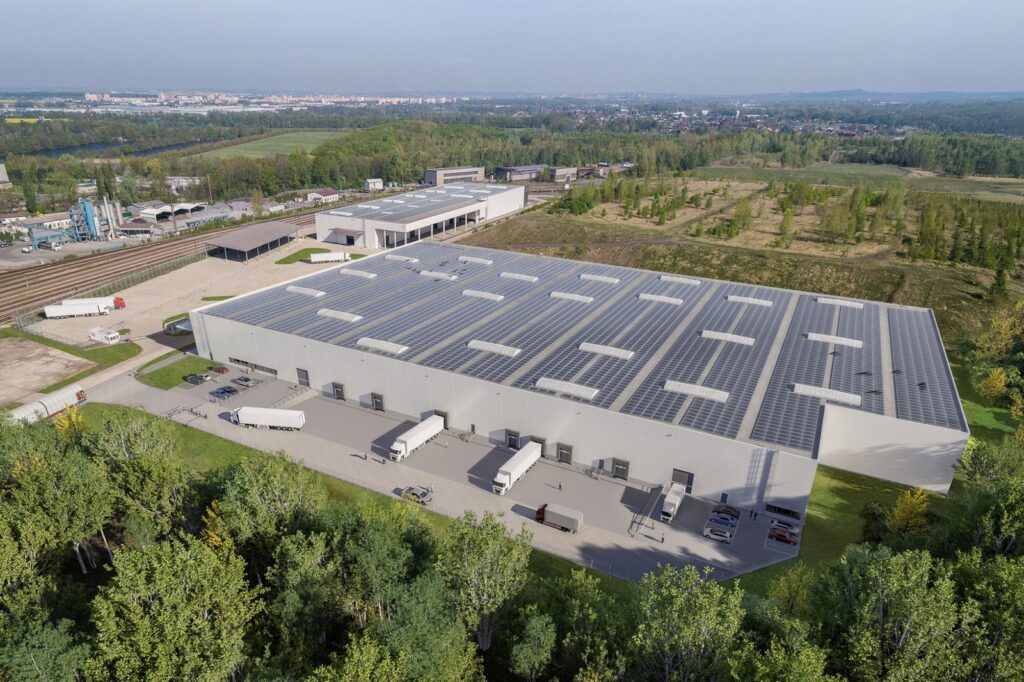 Letecký pohled na halu DMC2 u překladiště PKP Cargo – moderní logistika propojená s přírodou a městem