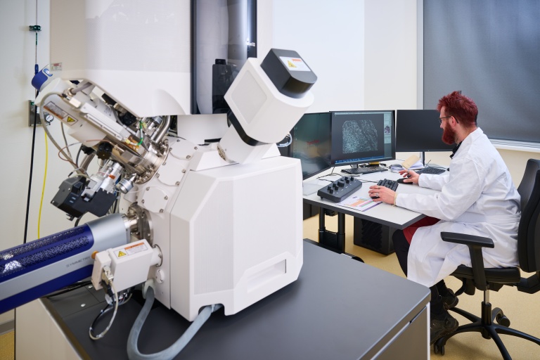 Mikroskop Helios 5 CX ve výzkumné laboratoři MEL na VŠB-TUO umožňuje detailní analýzu materiálů v nanoměřítku pomocí elektronové a iontové mikroskopie. Foto: Petr Havlíček