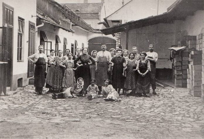 Společnost A.W. spol. s r. o._Alois Wessels se zaměstnanci ve výrobně tvarůžků v Lošticích