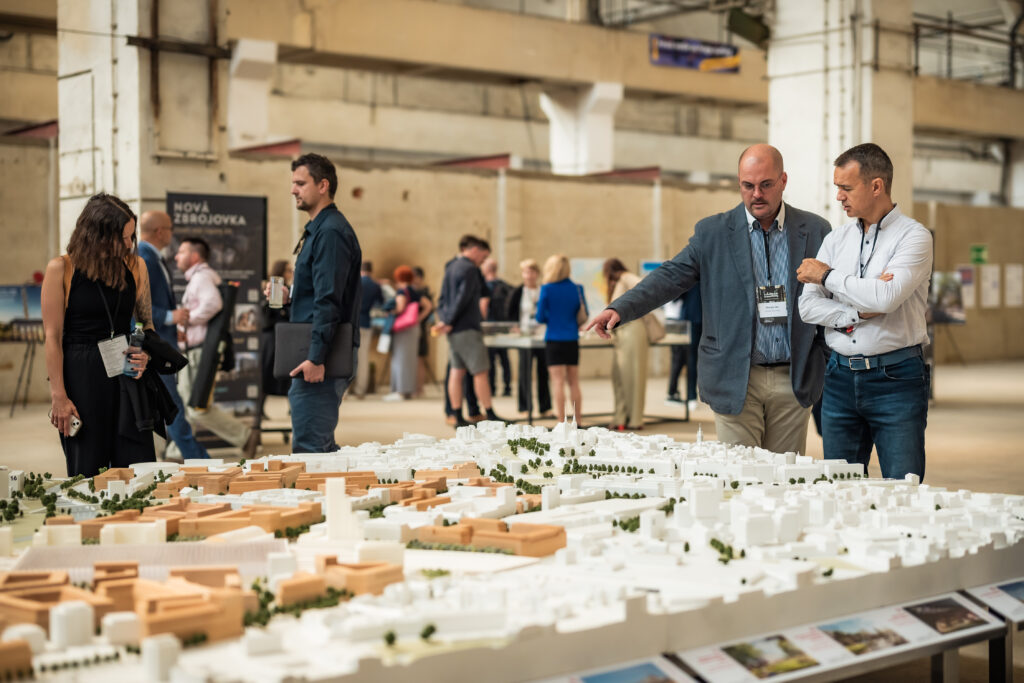 Konference Brownfieldy 2025 ve Zbrojovce Brno – odborníci diskutují budoucnost regenerace území a rozvoj podnikání na brownfieldech.