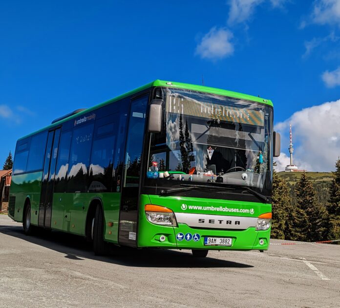 Cyklobus s vlekem pro kola zastavuje v Jeseníkách u Malé Morávky připravený pro turisty i cyklisty na letní výlety.