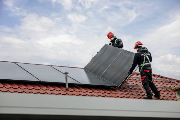 Fotovoltaická elektrárna instalovaná na rodinném domě jako cesta k úsporám energií.