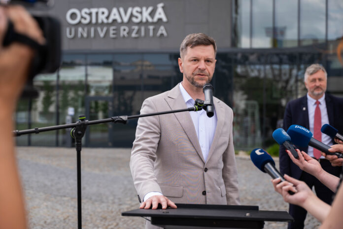 Rektor Ostravské univerzity Petr Kopecký prezentuje záměr první Univerzitní klinické školy v regionu