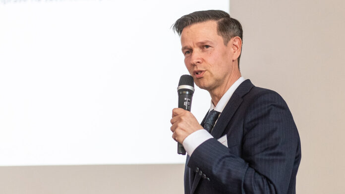Ředitel CZ Testing Institute Daniel Kudláček během vystoupení na konferenci FT Safety 2025 věnované dopravní bezpečnosti.