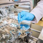 Mikroskop Helios 5 CX ve výzkumné laboratoři MEL na VŠB-TUO umožňuje detailní analýzu materiálů v nanoměřítku pomocí elektronové a iontové mikroskopie. Foto: Petr Havlíček