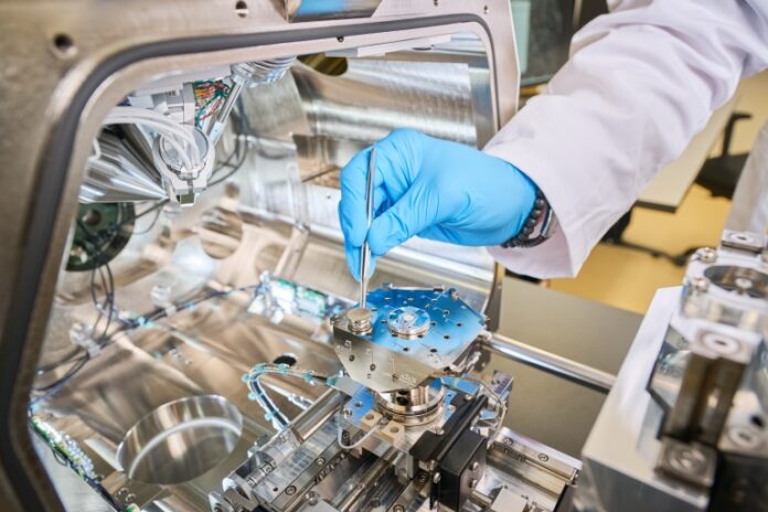Mikroskop Helios 5 CX ve výzkumné laboratoři MEL na VŠB-TUO umožňuje detailní analýzu materiálů v nanoměřítku pomocí elektronové a iontové mikroskopie. Foto: Petr Havlíček