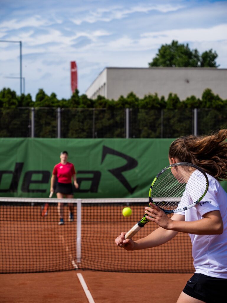Ridera Sport, tenis, mladí žáci hrají tenis