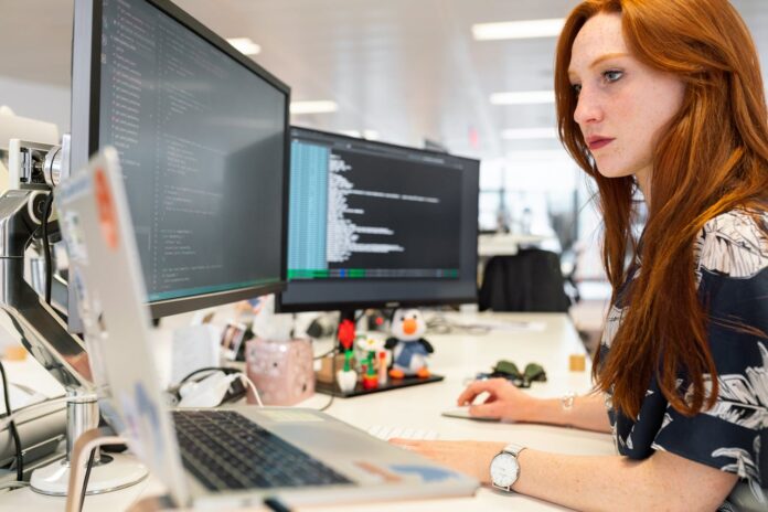 Autor/ka fotografie: ThisIsEngineering: https://www.pexels.com/cs-cz/foto/zena-pracovni-stul-kancelar-prace-3861958/