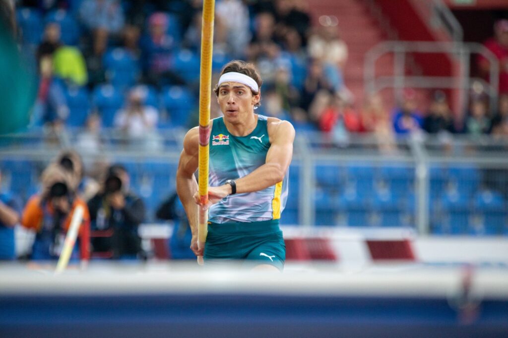 Armand Duplantis překonává laťku při skoku o tyči