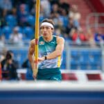 Armand Duplantis překonává laťku při skoku o tyči