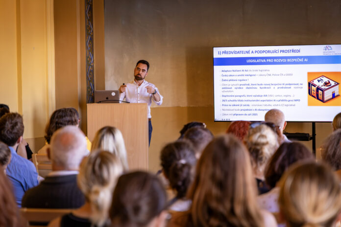 Vládní zmocněnec pro AI Jan Kavalířek při představení AI National Skilling Plan v ČR (foto Microsoft)