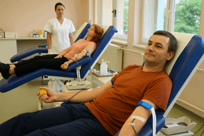 Dárci krve ve Slezské nemocnici Opava pomáhají zachraňovat životy i během léta, kdy je krve tradičně kritický nedostatek.