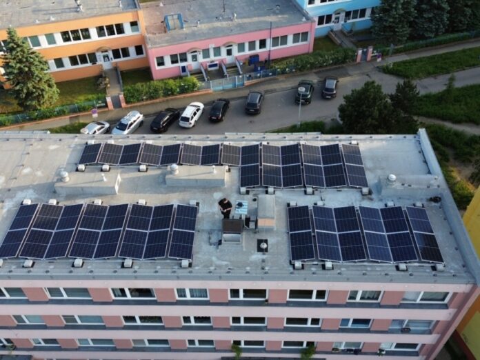 Instalace fotovoltaických panelů na bytovém domě realizovaná firmami ze sdružení iKomunita, které zajišťují inteligentní sdílení energie v komunitách.