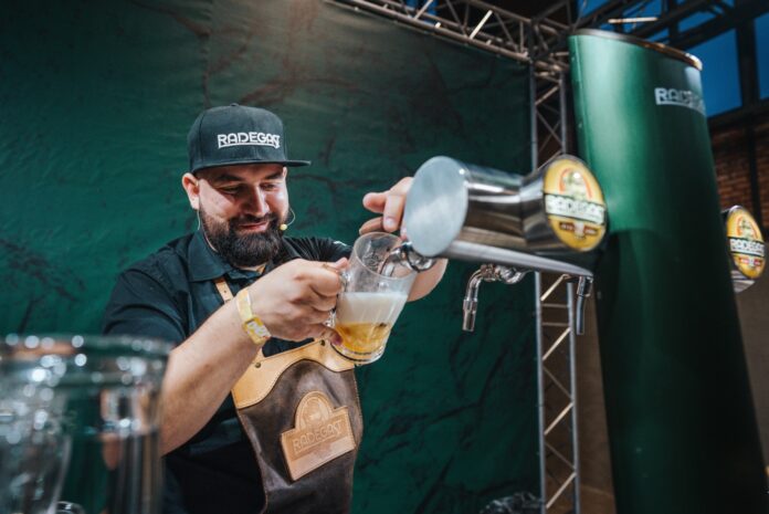 Radegast zóna na Colours of Ostrava 2025 s instalací boha Radegasta a výčepy do skla