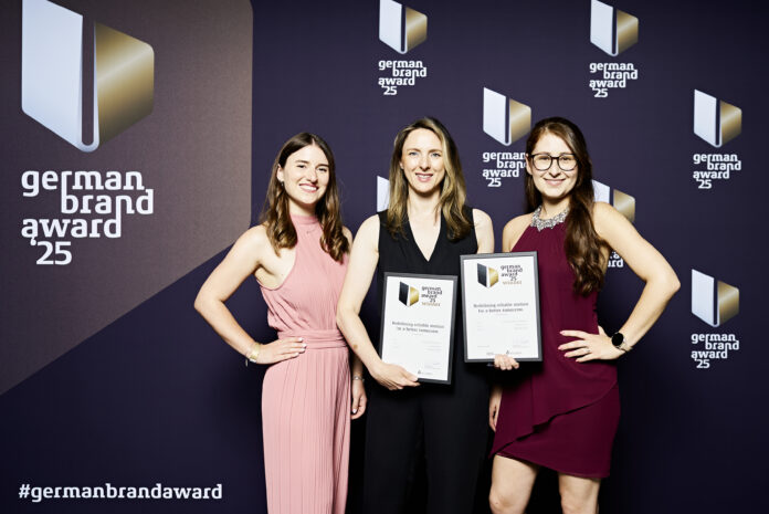 Chiara Beppler, Julia Ebenberger a Ani Fellner přebírají ocenění German Brand Award za Innomotics v Berlíně, potvrzující pozici lídra v elektromotorech a pohonných systémech.