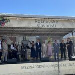 Rekordní krojovaný průvod během Rožnovských slavností 2025 na Masarykově náměstí. Tradice, tanec a barvy Valašska.