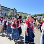 Rekordní krojovaný průvod během Rožnovských slavností 2025 na Masarykově náměstí. Tradice, tanec a barvy Valašska.