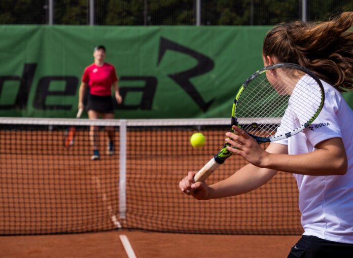 Hráčky při tréninku v areálu Ridera Sport Ostrava, kde se připravují budoucí tenisové talenty.