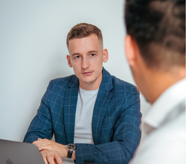 Jakub Lukšík, investiční specialista ROYAL VISION, při rozhovoru o trendech v investování, chytrých rozhodnutích a potřebě dlouhodobé strategie.