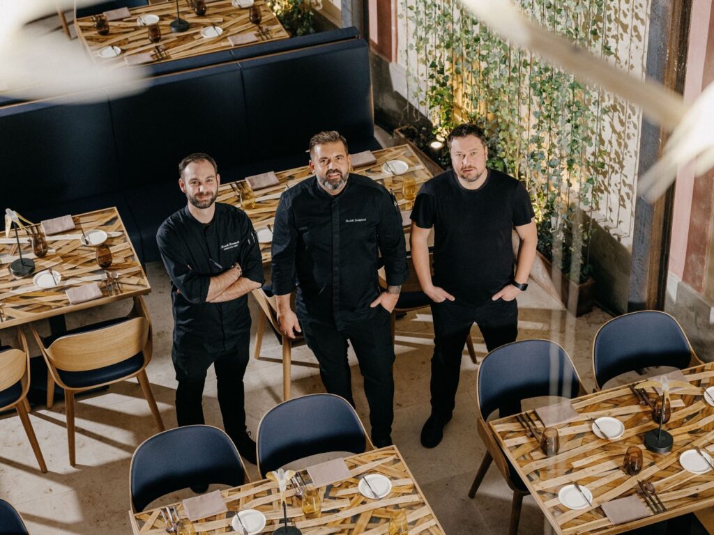 Tým managementu v restauraci