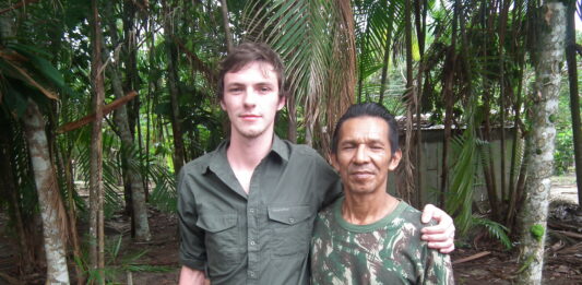 Jan-Christian Gibson při práci v terénu. Chief José of the local New Hope village of the Baré people Amazon, Brazil