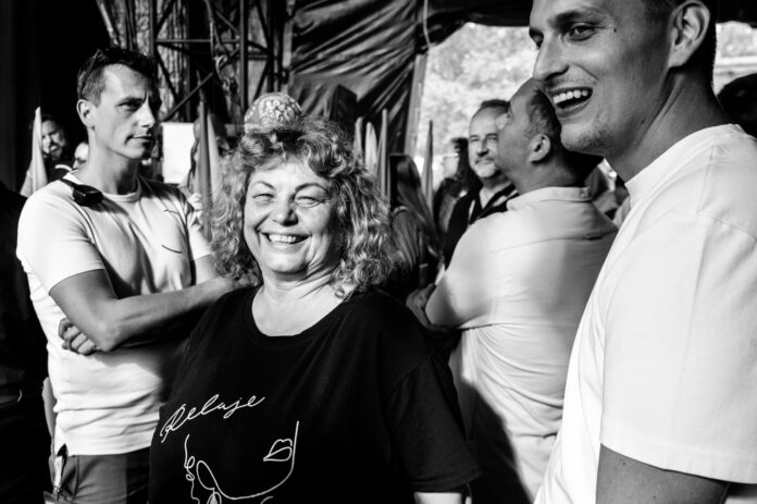 Zlata Holušová a Filip Košťálek na pódiu festivalu Colours of Ostrava během předání vedení programu. Foto: Michal Augustini / Štěpán Bajt