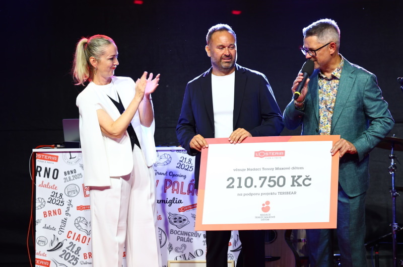 Během večera L’Osteria předala šek v hodnotě 210 750 Kč na podporu projektu Terribear pro Nadaci Terezy Maxové dětem.