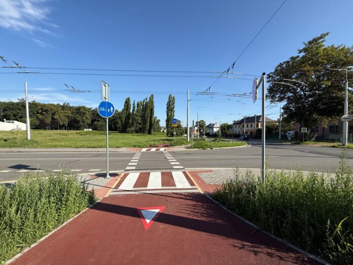 Nová cyklostezka v Ostravě propojující městské části s bezpečnými a pohodlnými trasami pro cyklisty.