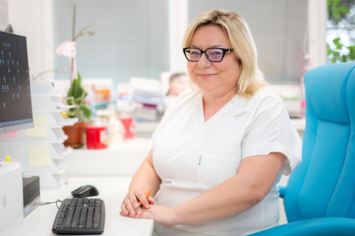 Primářka MUDr. Jana Chlebková z Nemocnice AGEL Nový Jičín při preventivním vyšetření znamének u pacienta