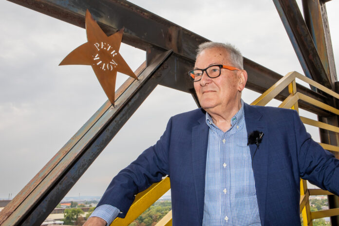 Petr Kotík odhaluje svou hvězdu na Jantarovém schodišti slávy na Bolt Tower v Ostravě