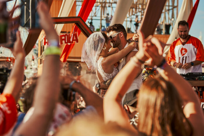 Návštěvníci Náměstí Lásky od Kofoly si užívají svatební obřad během letního festivalu