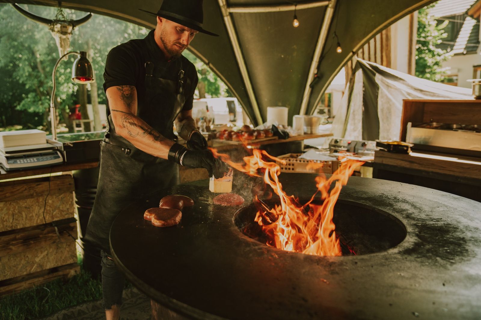 Šéfkuchař Václav Oboda při live cooking show v přírodě – kombinace ohně, špičkových surovin a přímého kontaktu s hosty.