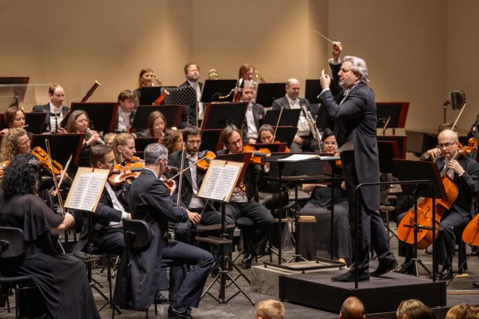 Janáčkova filharmonie Ostrava při koncertním vystoupení se sborem a dirigentem