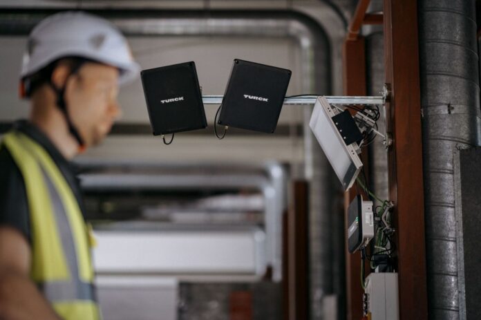 RFID brána - díky automatické detekci směru pohybu pro příjem a výdej zboží udržuje RFID brána od Turck Vilant Systems vaše zásoby neustále aktuální