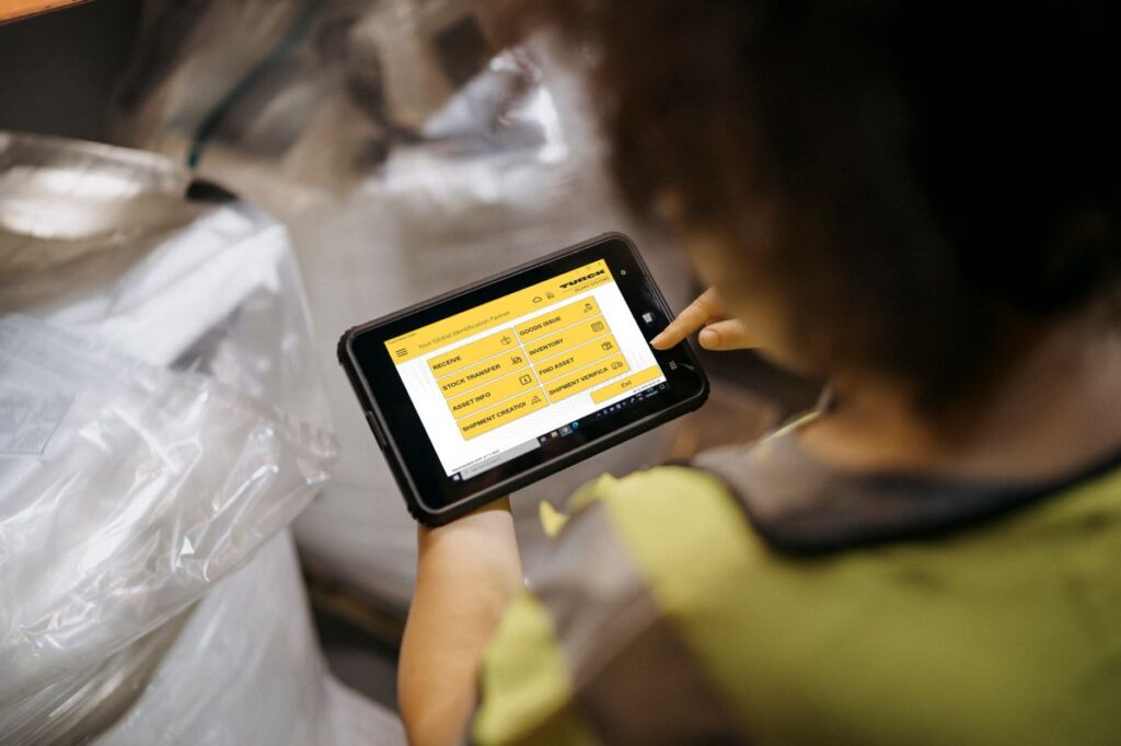 Mobilní zařízení - mobilní RFID aplikace rozšiřují možnosti technologie kamkoliv – uživatelé tak mají přehled o stavu zásob a kvalitě přímo ve své kapse.